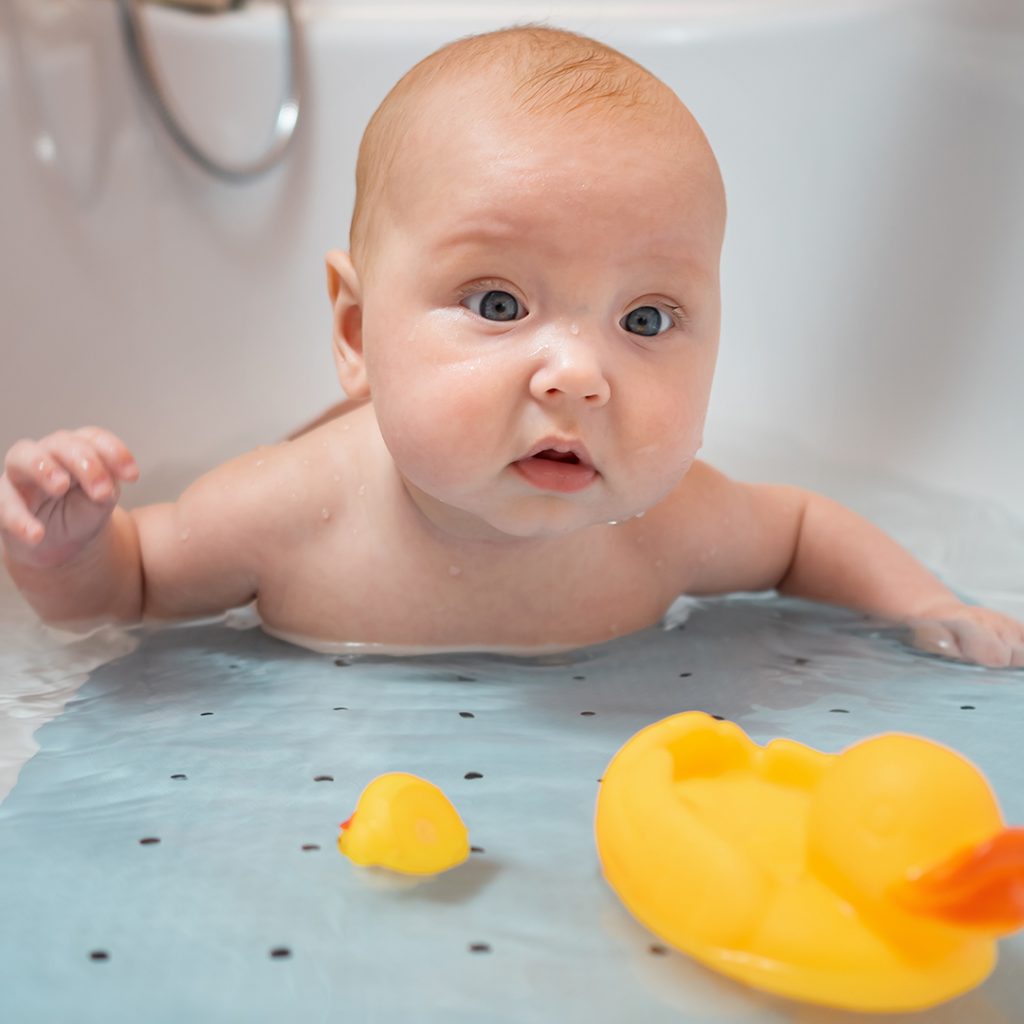 cómo bañar al bebé