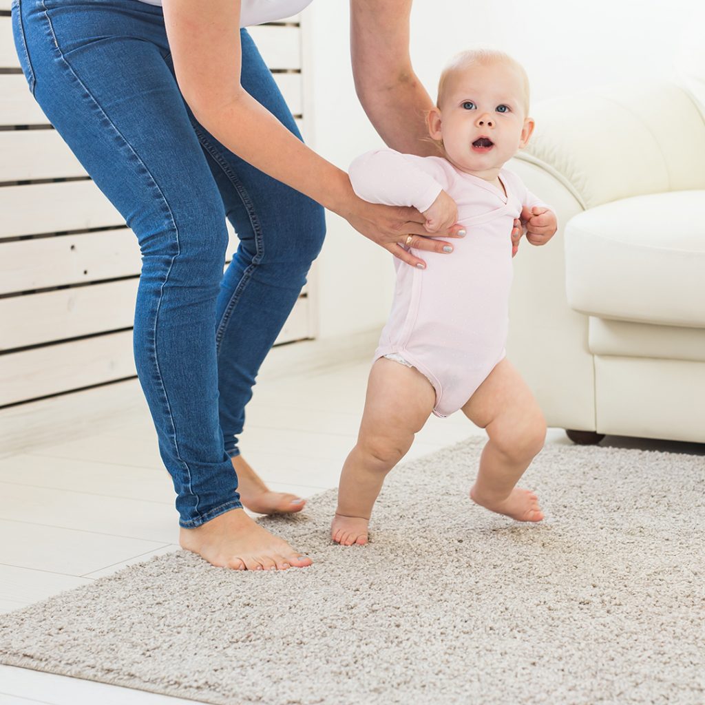 cómo ayudar al bebé a dar sus primeros pasos naturalmente